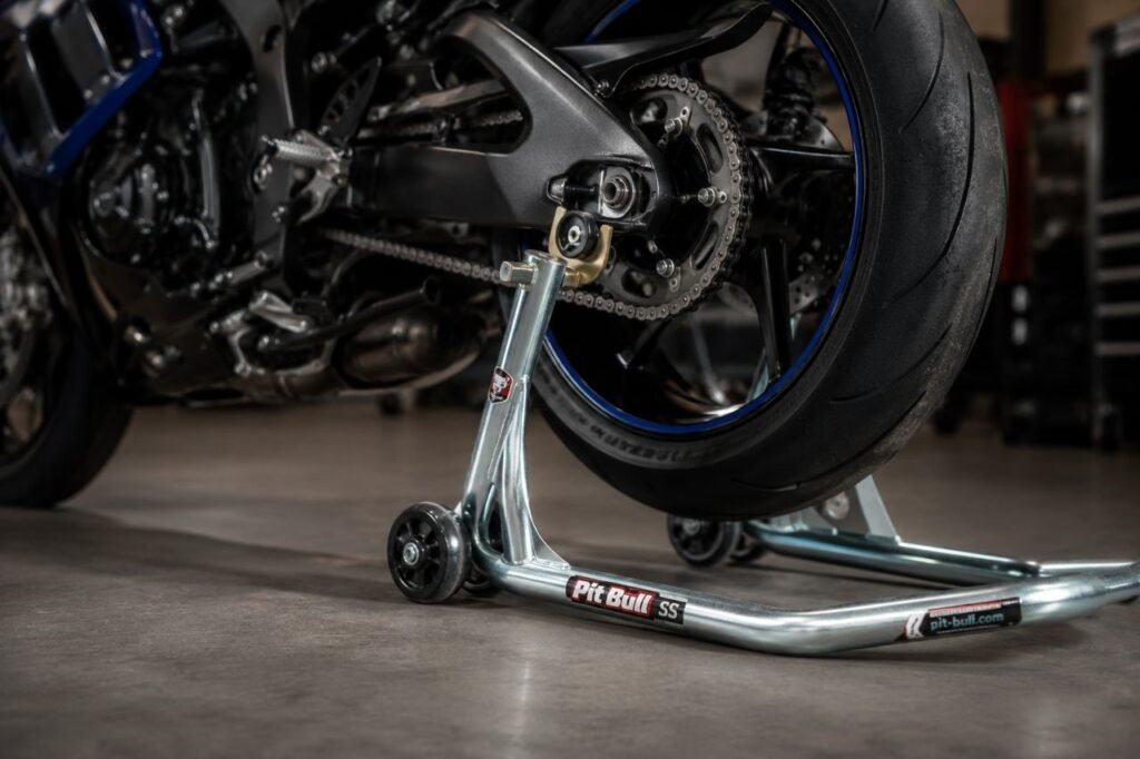 Pit Bull SS rear motorcycle stand lifting Yamaha R1 with spool hooks