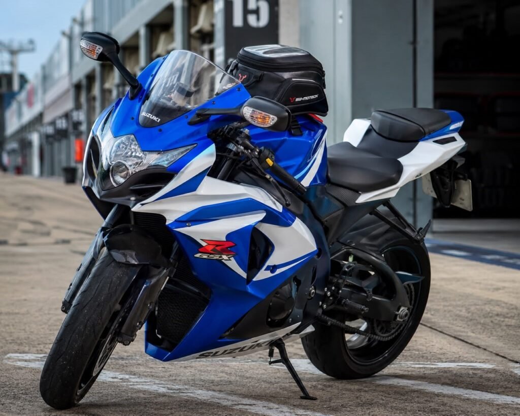 Low profile tank bag on a sport bike with clip-on handlebars